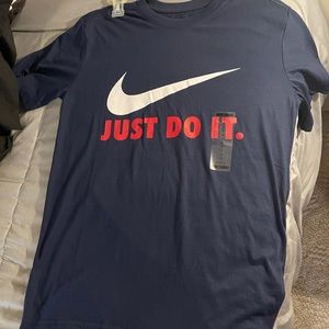 Men’s MEDIUM Nike T-shirt